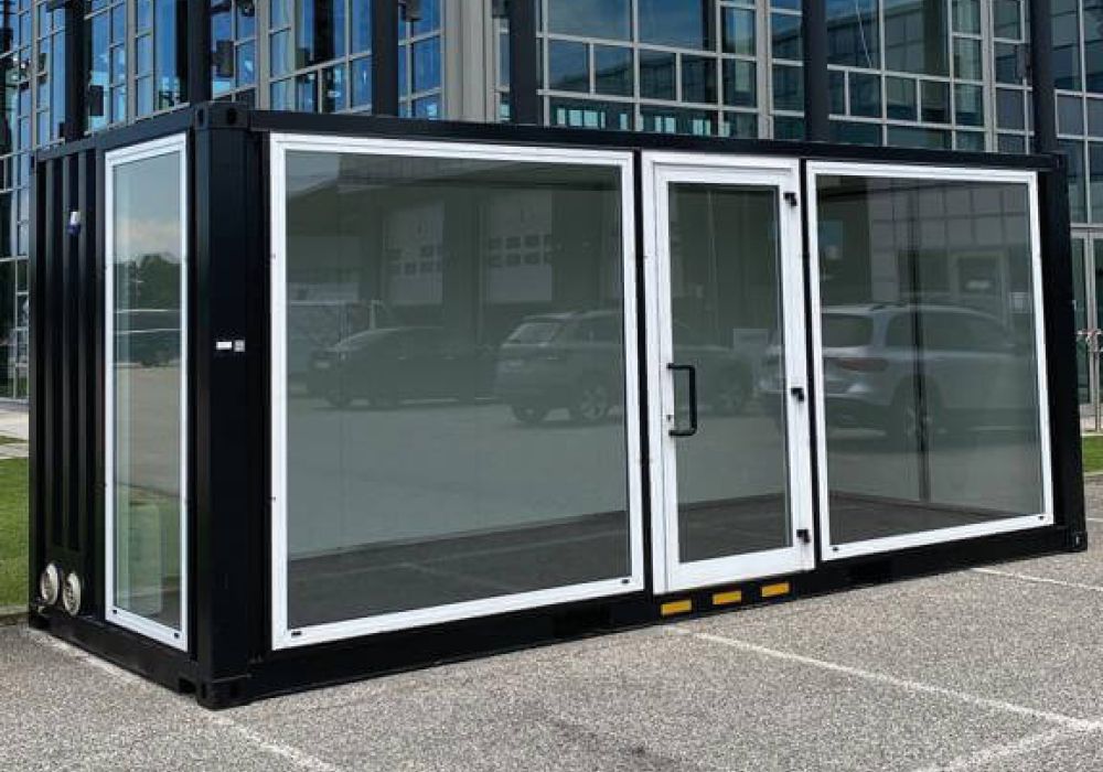 Container navale ricondizionato di colore nero con pareti e porta in vetro