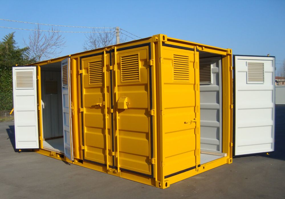 Vista frontale con porta aperta di un container Shelter