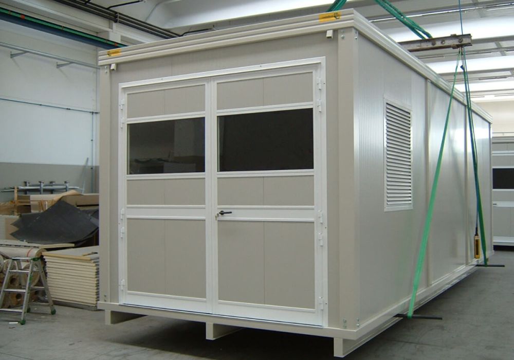 Container Shelter durante il montaggio