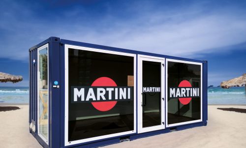 Esposizione con container marittimi impilati