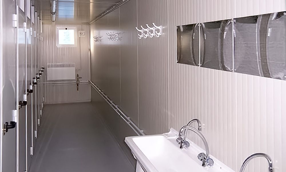 Vista interna di servizi igienici realizzati con moduli prefabbricati