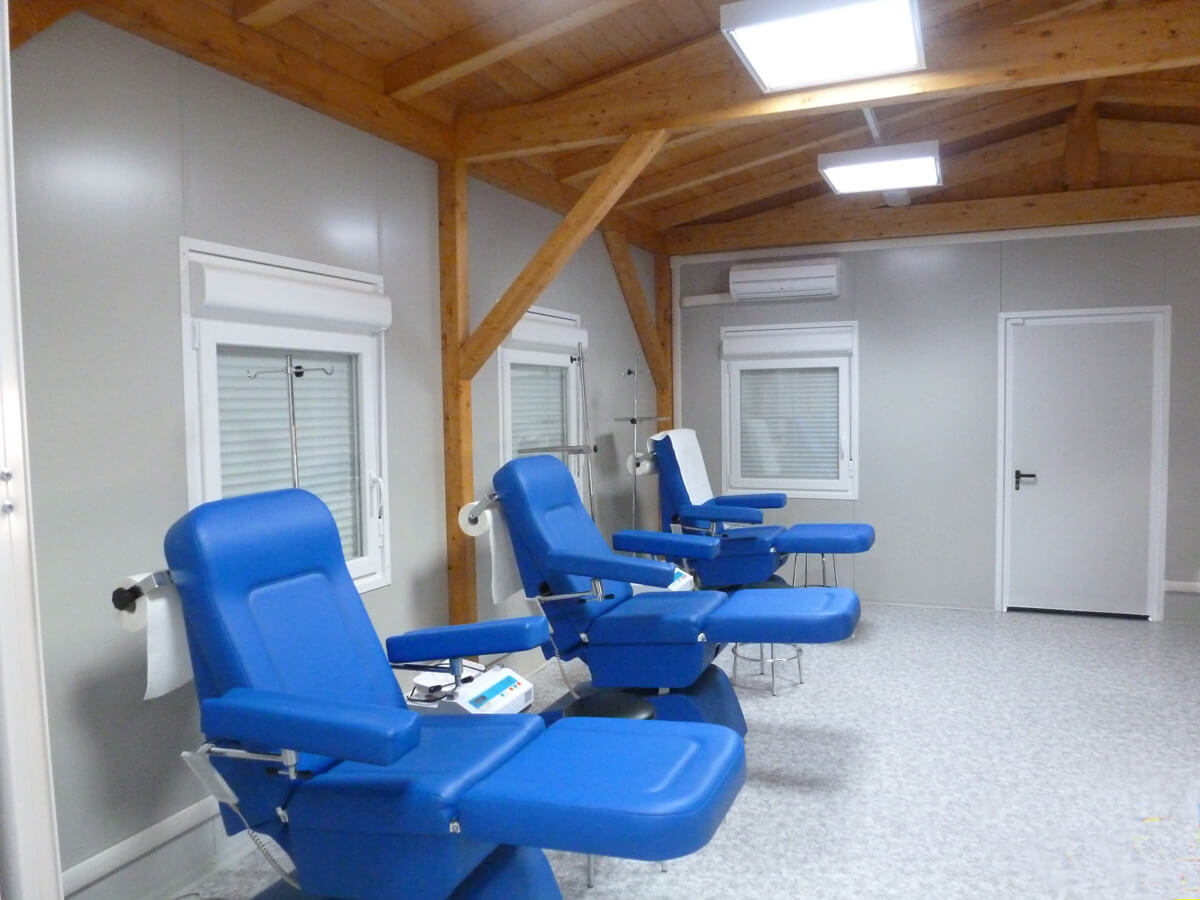 Studio medico adibito in moduli prefabbricati per le emergenze