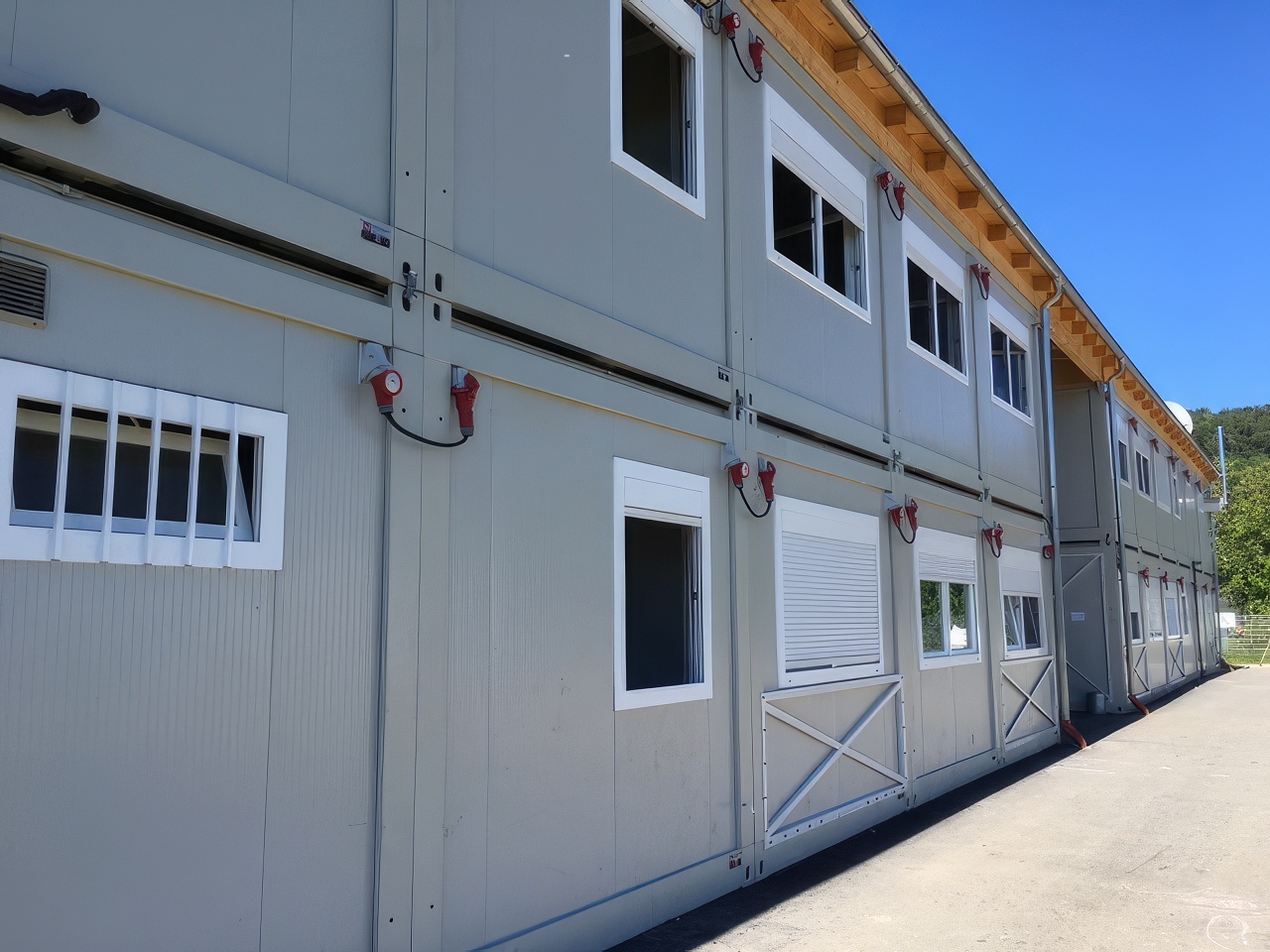 Moduli prefabbricati ad uso ufficio su due piani