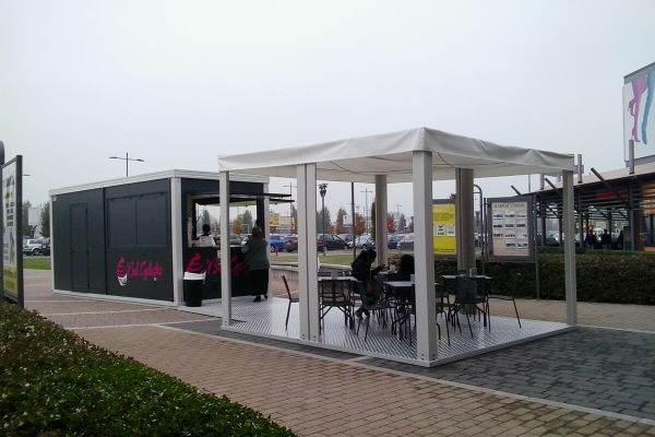 Allestimento esterno di un bar con moduli prefabbricati