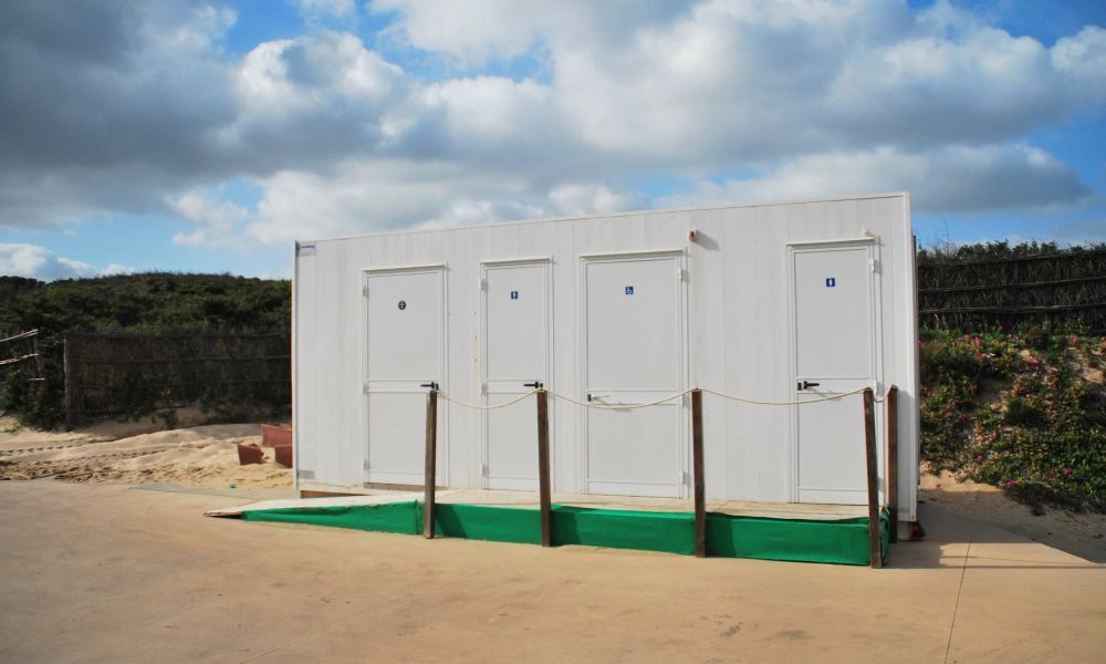 Vista esterna di un container servizi igienici sulla spiaggia