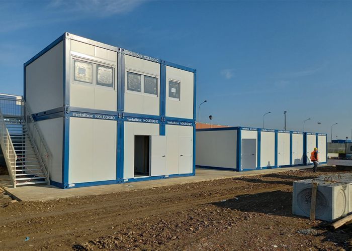 Cantiere con moduli prefabbricati su due piani