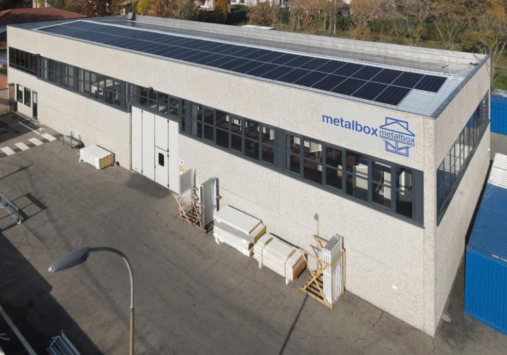 Capannoni azienda Metalbox con container e moduli prefabbricati