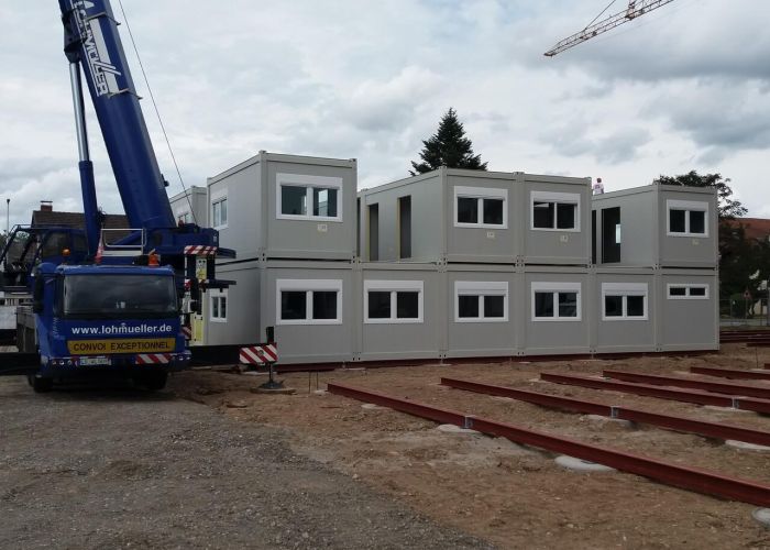 Moduli prefabbricati Edilflex su due piani durante il montaggio
