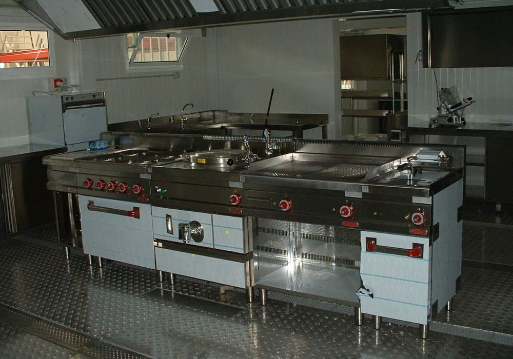 Cucina realizzata in un modulo prefabbricato ad uso mensa