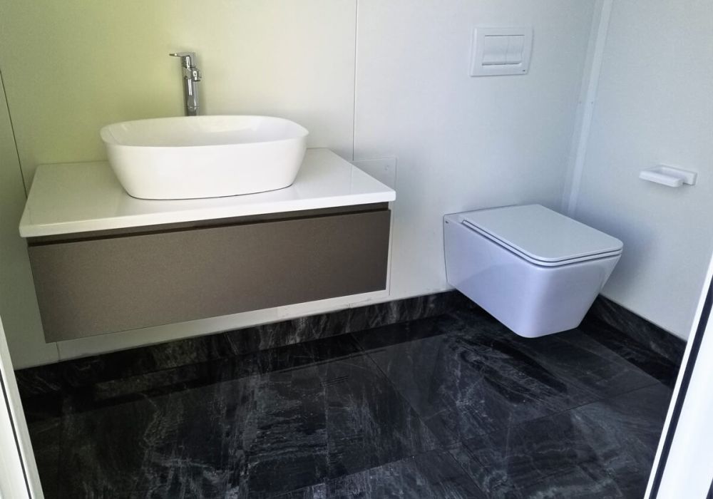 vista interna di un bagno prefabbricato
